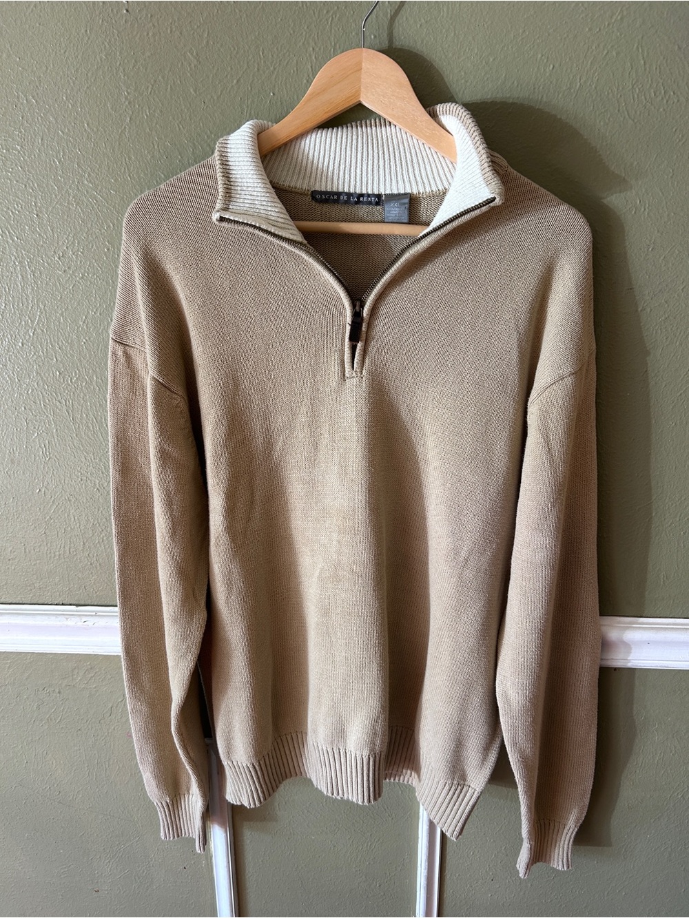 Oscar de la Renta Men’s Quarter Zip
Preppy Quiet Luxury Minimalist in Tan